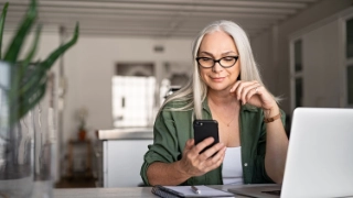 Aeltere Frau ist am Laptop und uebt sich im Online-Banking. Dank dem Kurs zum E-Banking der Urner Kantonalbank weiss sie, wie das geht.